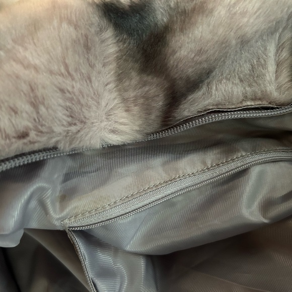 Large gray mixed with black faux fur handbag - Picture 3 of 7